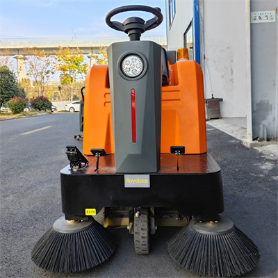 工廠車(chē)間使用駕駛式掃地機(jī)，高效率的同時(shí)省人工